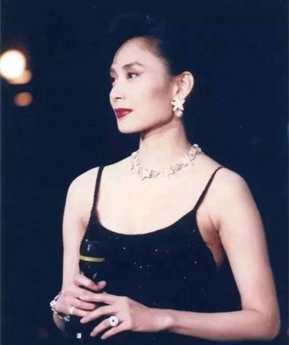中国第一女性珠宝大亨：拒嫁赌王当姨太，却把自己活成女王！