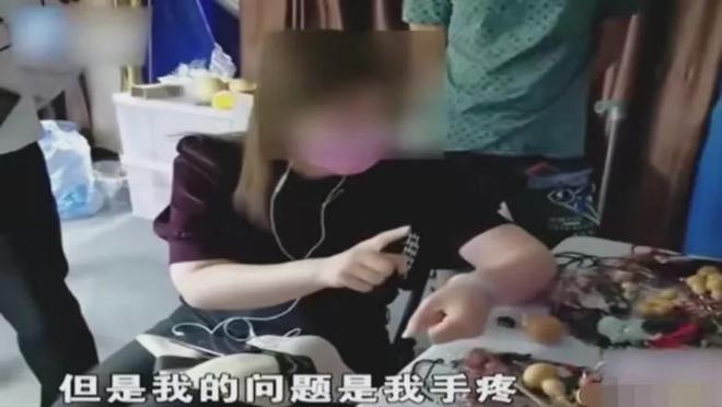 河南郑州，一年轻女子到玉器店试戴价值万元的手镯，后称手痛取不下来了