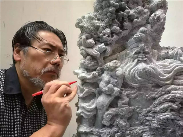 刘安文正在雕刻