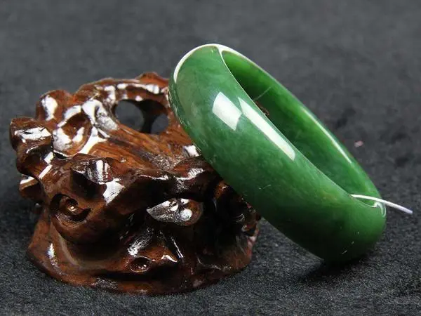 绿宝石和阿拉善玛瑙哪个值钱？