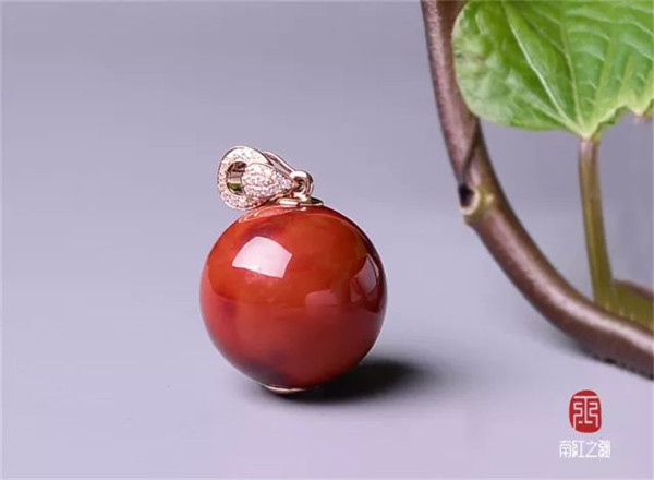 宝玉石级南红柿子红18K玫瑰金镶钻圆珠胸坠