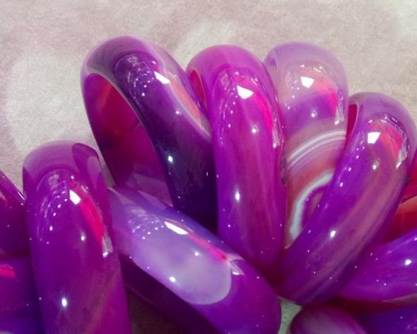 紫色玛瑙手镯的功效与作用(辟邪吗)？