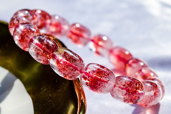 草莓晶鉴别及其作用功效，草莓晶的欣赏。