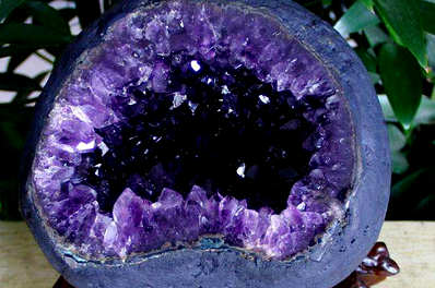 紫水晶洞的功效和禁忌_紫水晶-禁忌-第2张