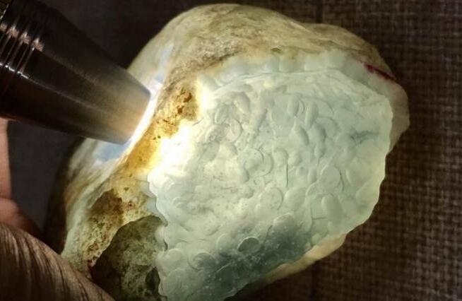 外表普通的冰种翡翠原石价格不普通,冰种翡翠原石究竟有多贵？