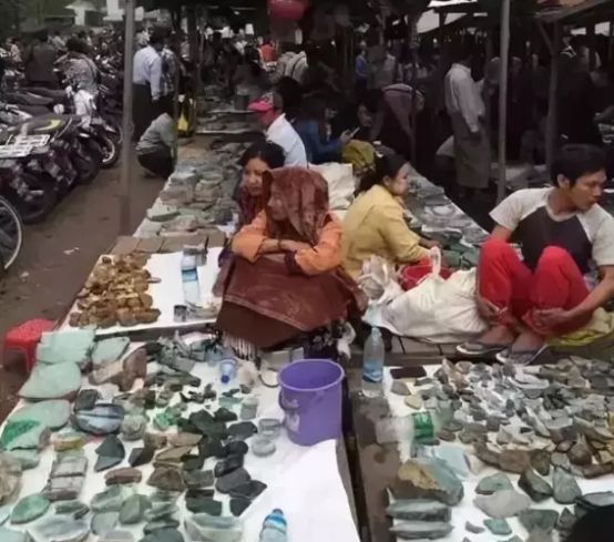 最大的翡翠交易市场是哪个 带你了解缅甸最大规模的翡翠交易市场-第4张