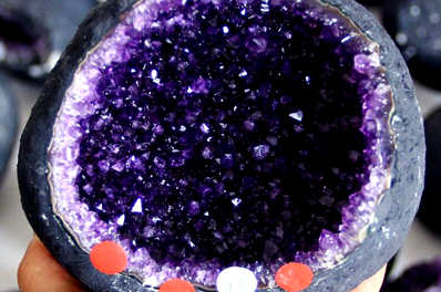 紫水晶洞的功效和禁忌_紫水晶-禁忌-第3张