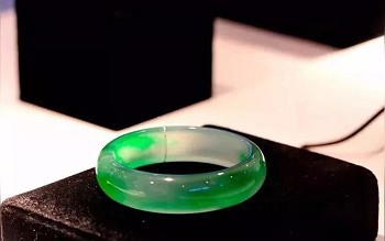 翡翠手镯里透明晶状体是什么？