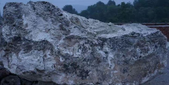 辽宁省发现了世界上最大的水草玛瑙原石，其价值无法估量